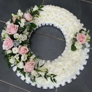 Exclusive wreath of 100 crysanthemums with roses arranged on it 