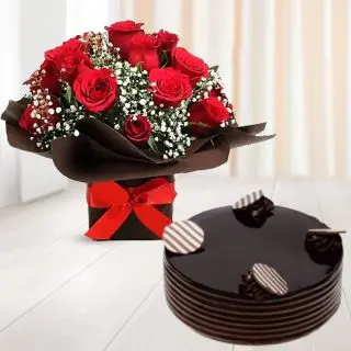 15 red roses in glass vase with chocolate cake 