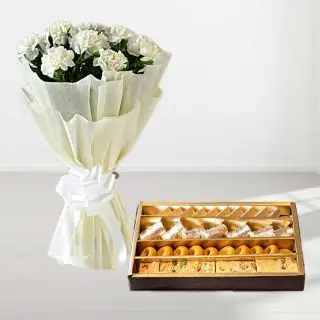 Bunch of 15 white carnations with box of 1 kg assorted sweets