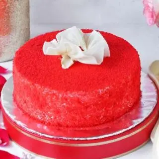 Red velvet fresh cream cake 