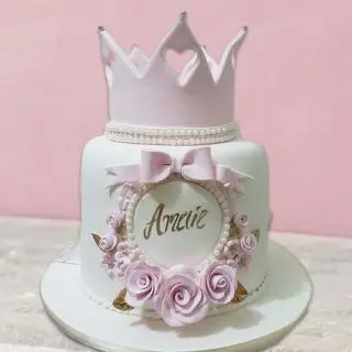 Designer cake in vanilla flavour 