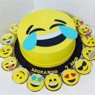 2 kg Emoji theme cake with cup cakes 
