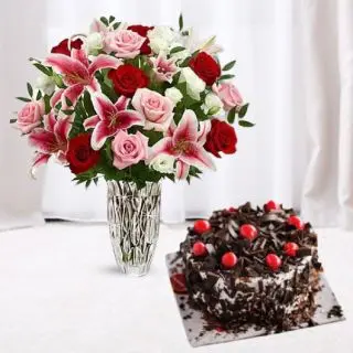 Beautiful vase arrangement of roses with lilies with 1 kg black forest cool cake