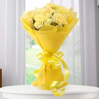 Bouquet of 10 yellow carnations 