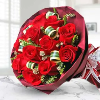 Bunch of 12 red roses with special packing 