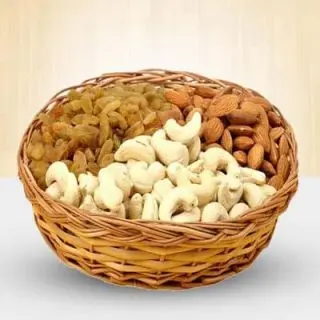 Half kg assorted dryfruits basket with raisins, pistachio, cashew, almonds 