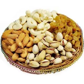 Half kg assorted dryfruits baskets with raisins, pistachio, cashew, almonds.