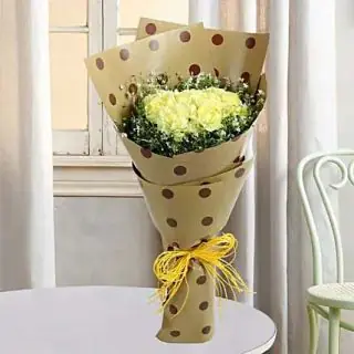 Hand bouquet of 10 yellow carnations 