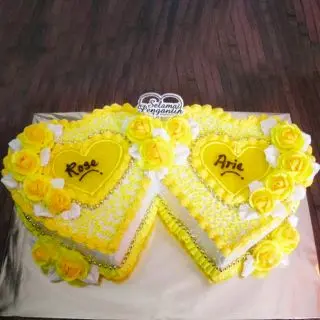 Pineapple Heart Shaped Cake(2Kg)