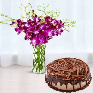 Vase arrangement of 5 orchids with half kg chocolate cheese cake 
