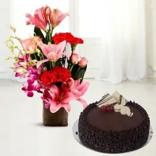 Vase arrangement of lilies and carnations with choco chips cool cake 