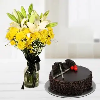 Vase arrangement of lilies and diasy with choco chips cake 