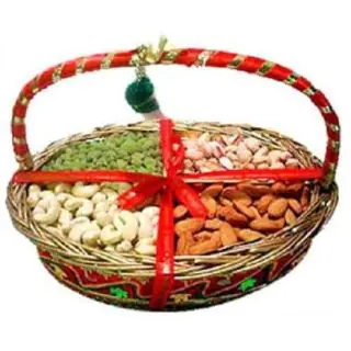 Basket of  1 kg assorted dryfruits including alomonds,pistachio, Raisins, and cashew 